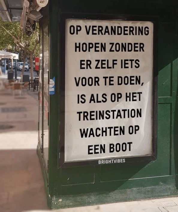 Aanplak poster straat met spreuk