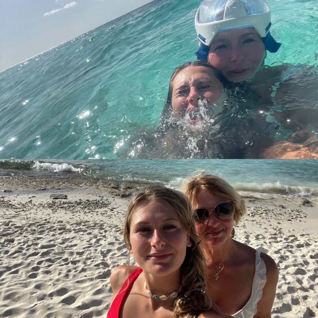 Vrouwen snorkelen strand