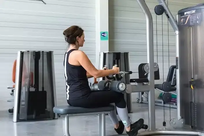 Vrouw fitness apparaat